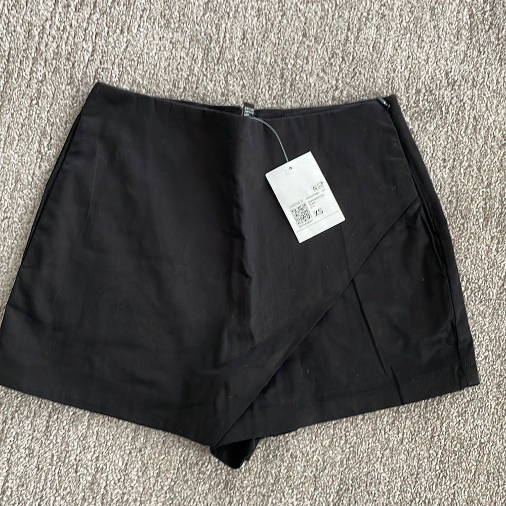 Black skort